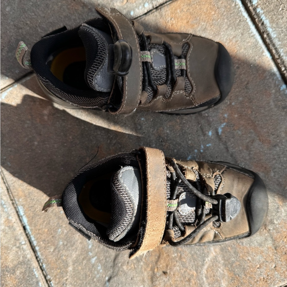 Keen waterproof hike boots size:8 toddlers